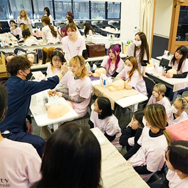 まつげエクステ認定講師 で活躍する